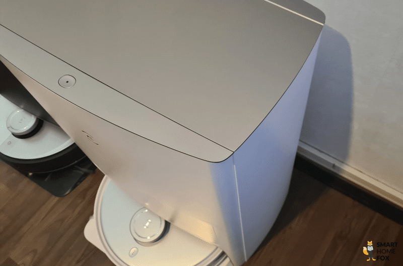 Die OMNI Station des ECOVACS DEEBOT T20 OMNI ist von der Seite zu sehen.